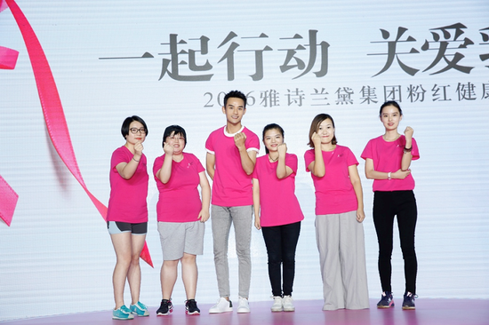 ("粉红丝带运动宣传大使"王凯与粉丝互动)