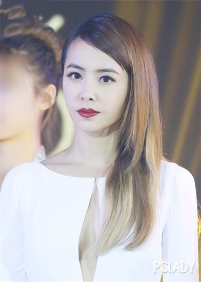 蔡依林齐刘海少女盘发超减龄