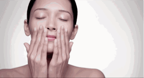 手法上要自内而外轻柔打圈，注意不要让卸妆品停留在面部时间超过三分钟