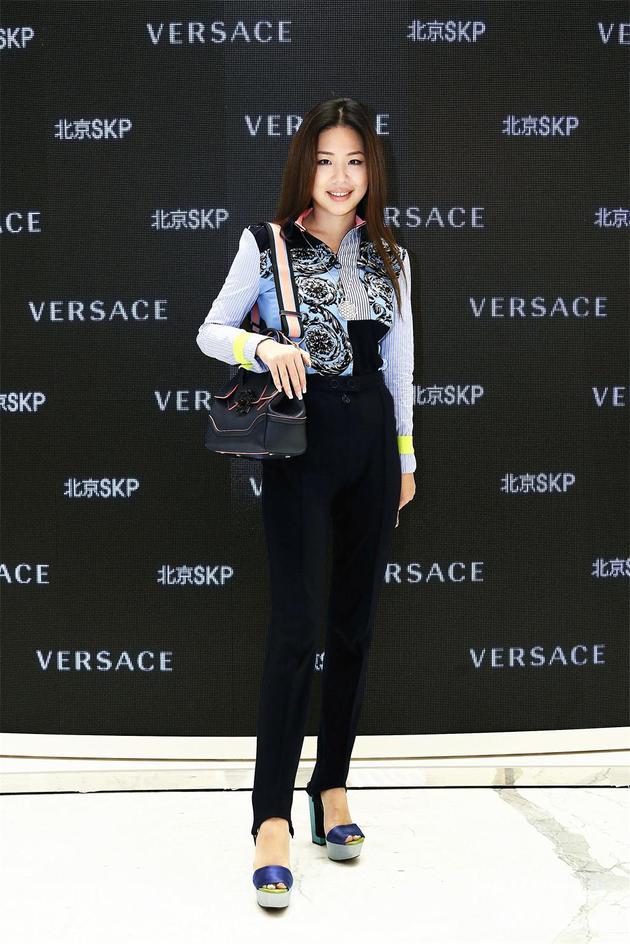 先生及北京skp副店长兼营运部部长张艳女士出席展览开幕仪式,与叶明子