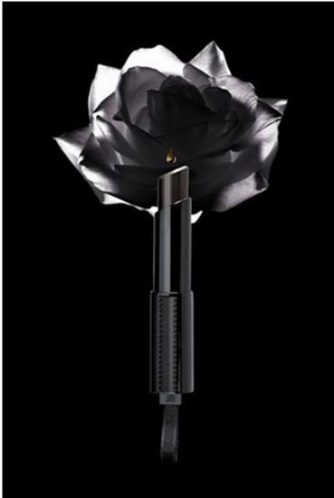 纪梵希"黑丝带"唇膏系列有一支叫黑玫瑰的唇膏,这支唇膏可以直接涂