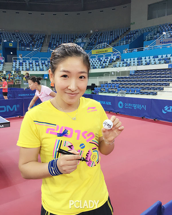 zero1系列项链,在各种场合都能见到她佩戴.