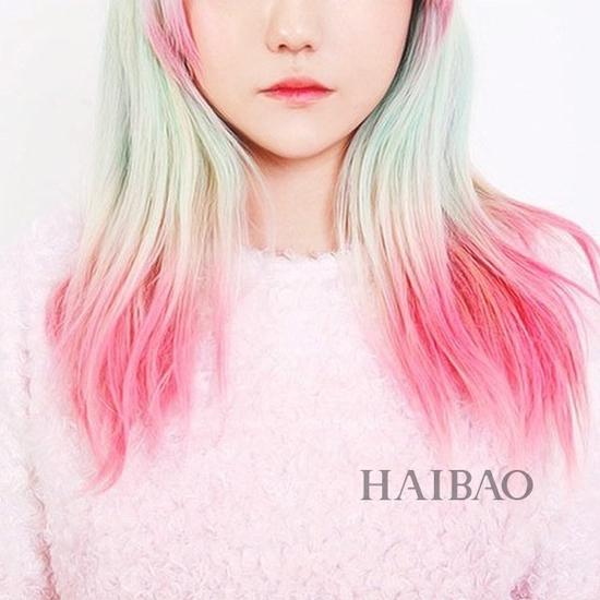 挑染挑染后的金色中间杂蓝色与粉色.