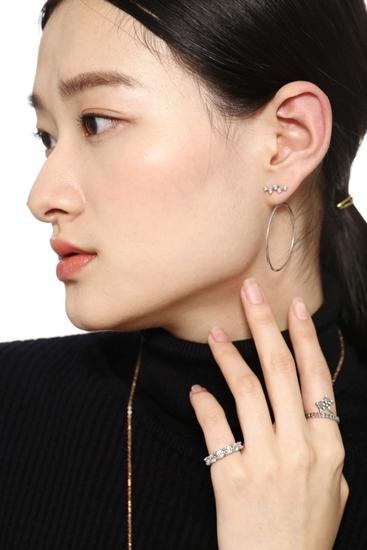 是温柔与个性融合的典范,几何形的边框既有圆润的一面,又有菱角的一面