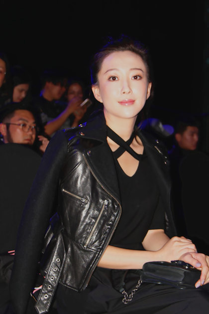 演员金丰亮相中国国际时装周完美演绎dettagli摩登造型