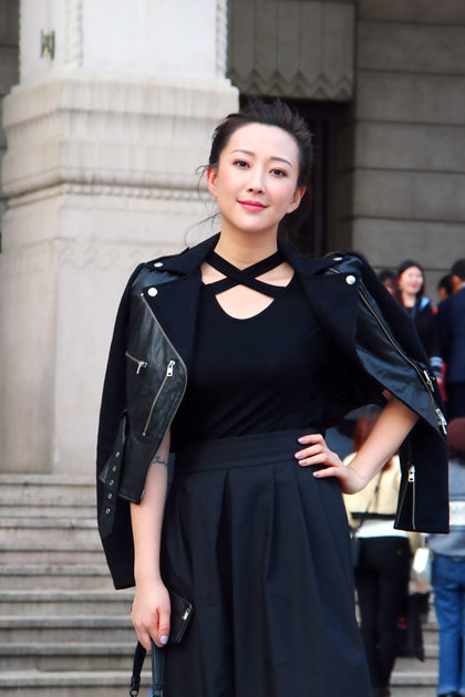 演员金丰亮相中国国际时装周完美演绎dettagli摩登造型