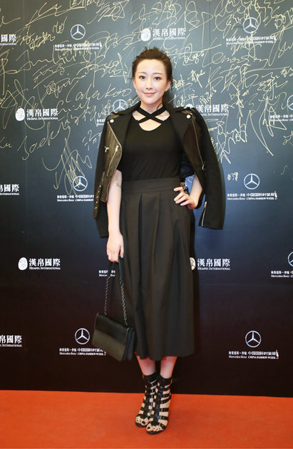 演员金丰亮相中国国际时装周完美演绎dettagli摩登造型