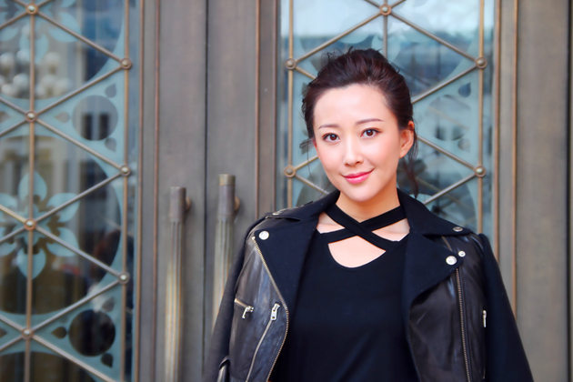 演员金丰亮相中国国际时装周完美演绎dettagli摩登造型