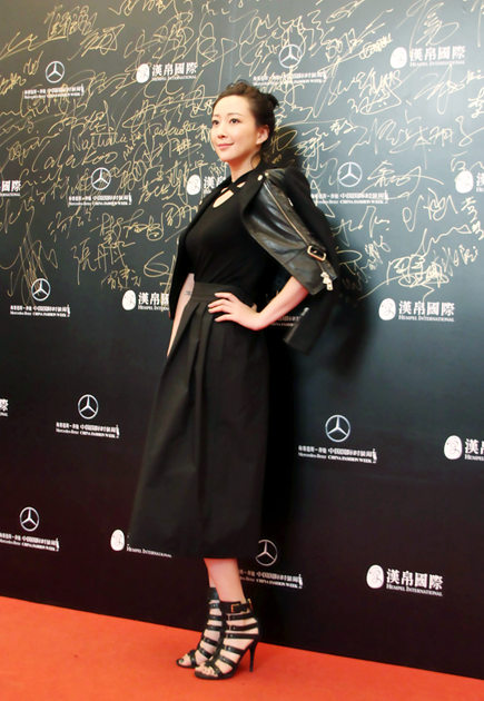 演员金丰亮相中国国际时装周完美演绎dettagli摩登造型