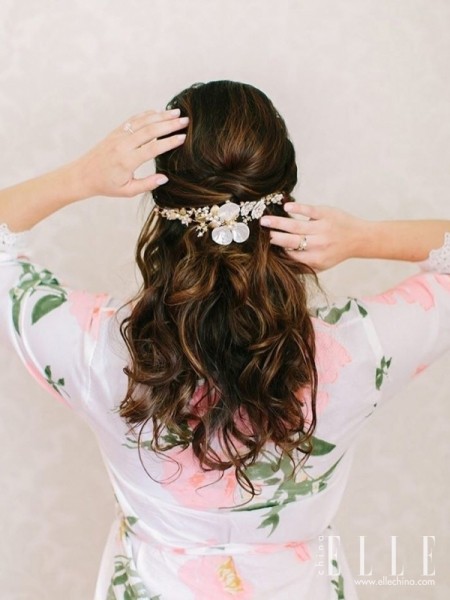 经典的新娘发型加上闪耀的发饰，优雅又显气质。