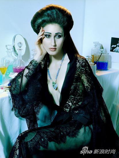 抓马超模安娜-克里夫兰演绎《Vogue》歌手大片艳丽复古。