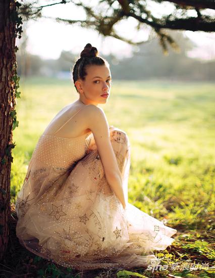 何若阳与Anniek Abma携手演绎中国版《Vogue》2017年四月刊时尚大片。