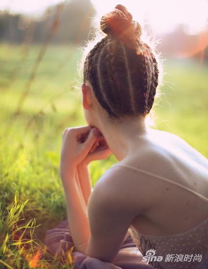 何若阳与Anniek Abma携手演绎中国版《Vogue》2017年四月刊时尚大片。