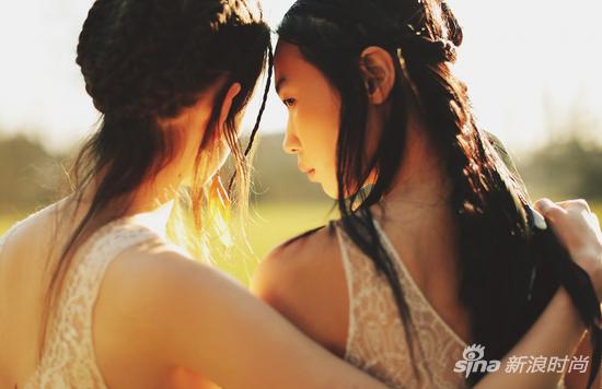 何若阳与Anniek Abma携手演绎中国版《Vogue》2017年四月刊时尚大片。