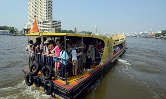 昭拍耶河（湄南河）上乘客乘坐的游船。图片来源：Alamy