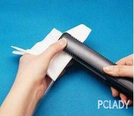 将吸管的一头用纸张包住，用预热好的电夹板夹住吸管头5—7秒