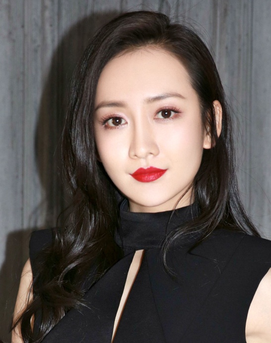 大红唇配黑发冷艳攻气十足