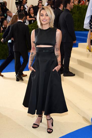 迈克尔杰克逊女儿亮相metgala纹身抢镜