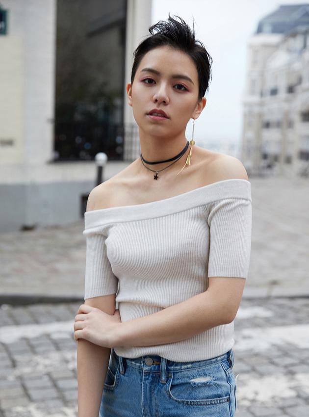 巴黎街头的时尚焦点元气少女宋芸桦