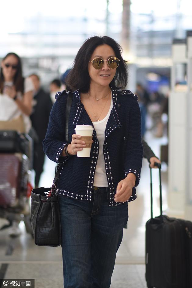 刘嘉玲机场街拍气场全开 笑对镜头霸气十足