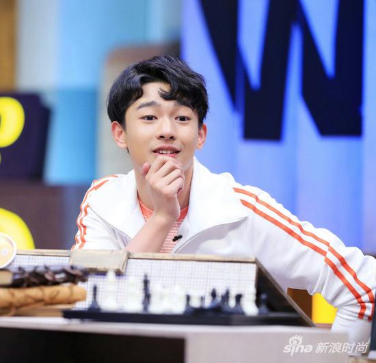 张宥浩参加脑力综艺 清爽装扮诠释智慧鲜肉