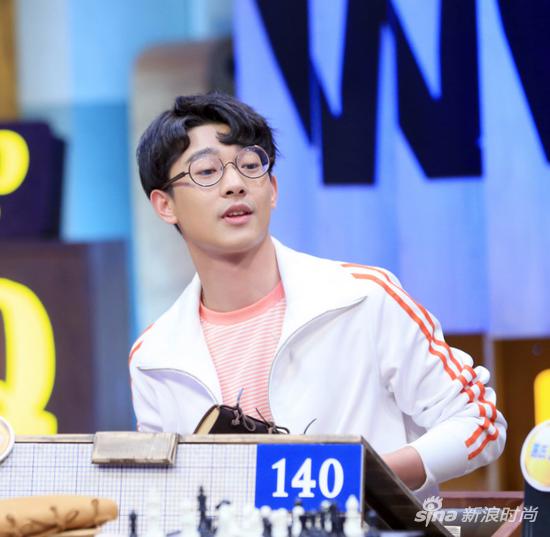 张宥浩参加脑力综艺 清爽装扮诠释智慧鲜肉