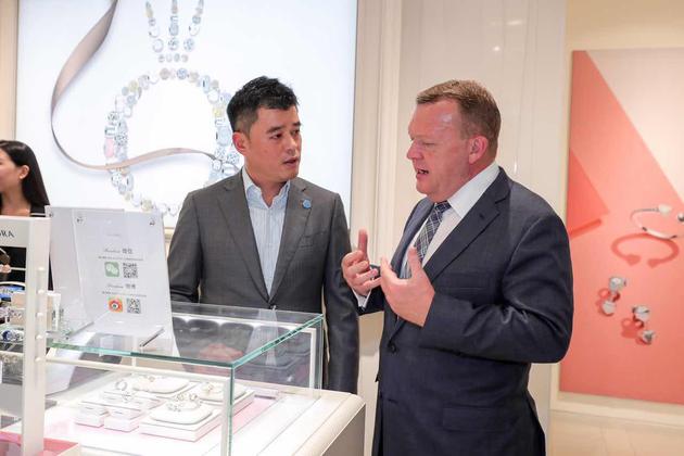 PANDORA中国董事总经理唐东尼先生与首相先生在成都太古里店铺内交谈