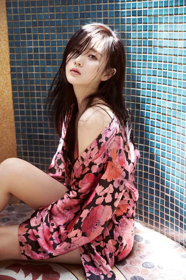 赵予熙实体写真书予记发行眼神坚定展现内心从容