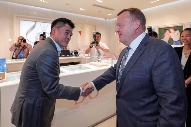 PANDORA中国董事总经理唐东尼先生陪同首相先生在成都太古里店铺内参观
