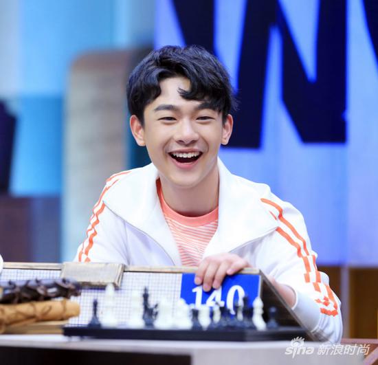 张宥浩参加脑力综艺 清爽装扮诠释智慧鲜肉