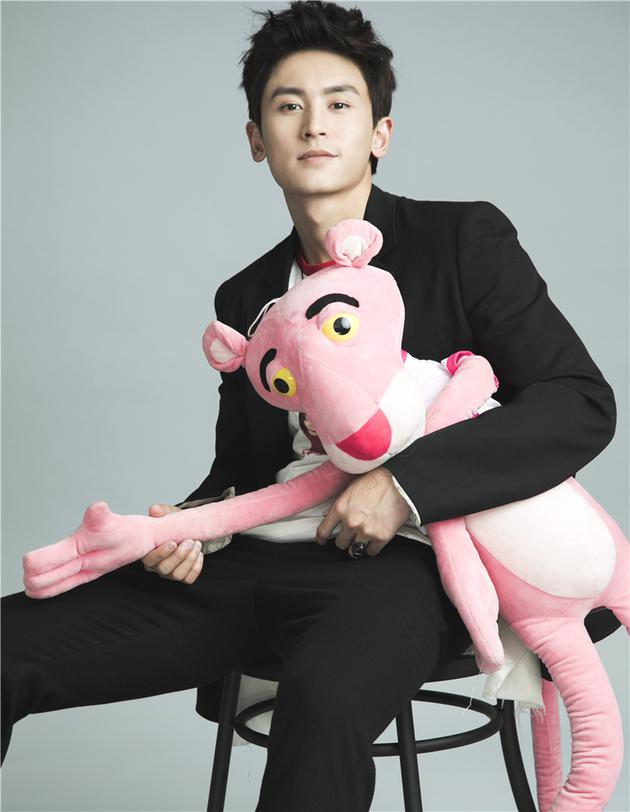张哲瀚把玩粉红豹张哲瀚萌趣十足张哲瀚笑容灿烂张哲瀚有颜帅气张哲瀚
