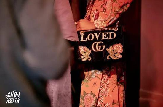 双G天鹅绒的包包上也有loved的字样