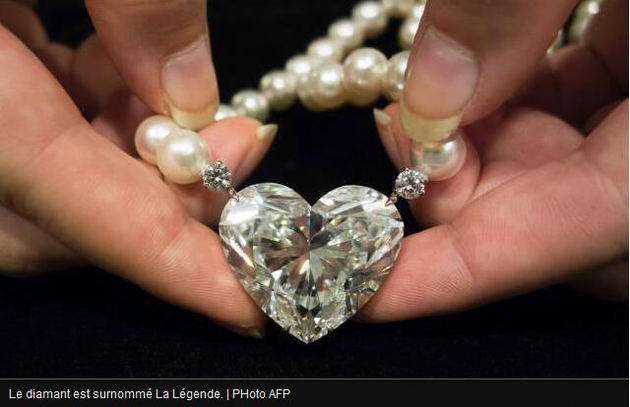 佳士得拍卖行的上述拍品包括一串珍珠项链和上面挂着的心形钻石。