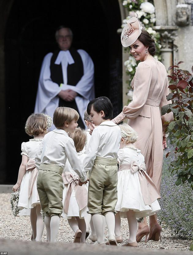 乔治小王子与夏洛特小公主充当花童