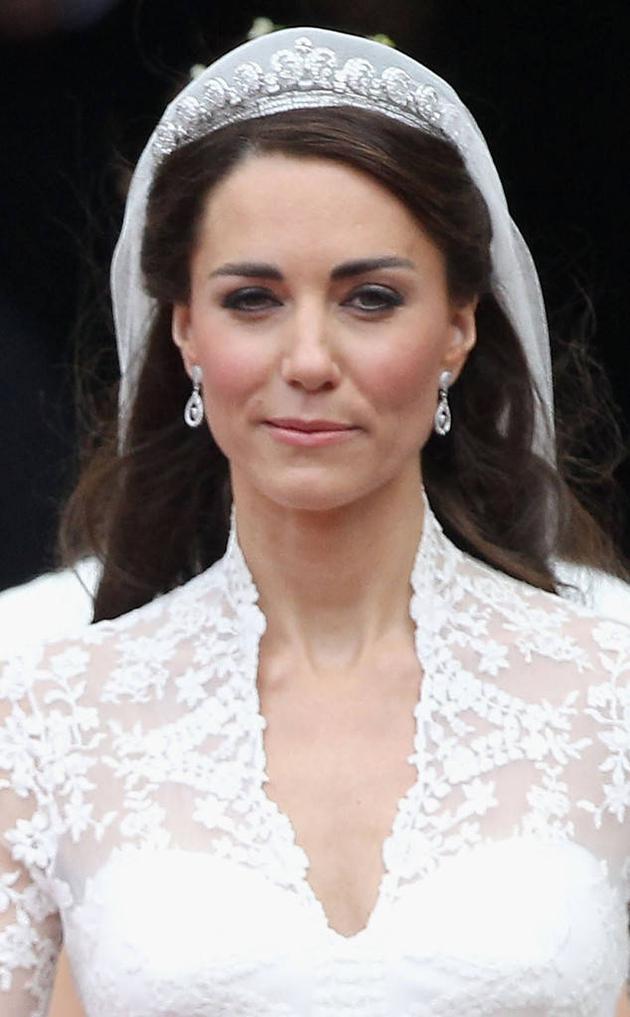 2011年凯特王妃大婚时所佩戴的耳环也来自Robinson Pelham