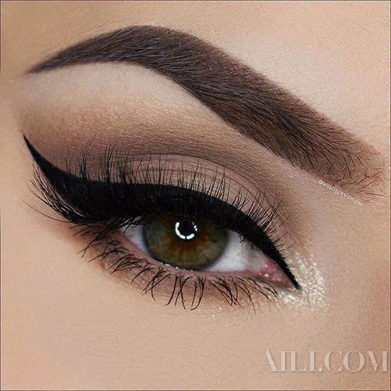 拉长眼线彰显你的女人味