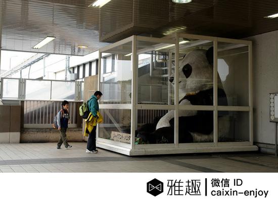 上野车站的熊猫雕像