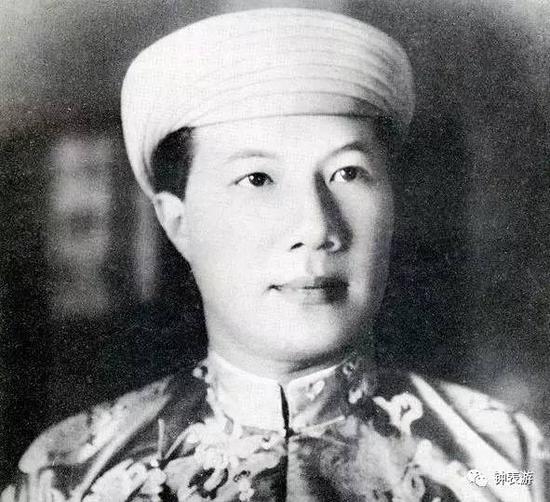 买这枚腕表时,他已经40多岁了,而且已不再是越南的末代皇帝.