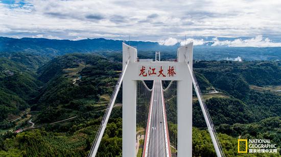 全长2470多米，是云南省首座特大跨径钢箱梁悬索桥，也是亚洲山区最大跨径的钢箱梁悬索桥。