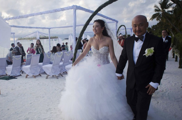 2013年4月18日，领证两年的张雨绮和王全安在马尔代夫举行了中西式婚礼。