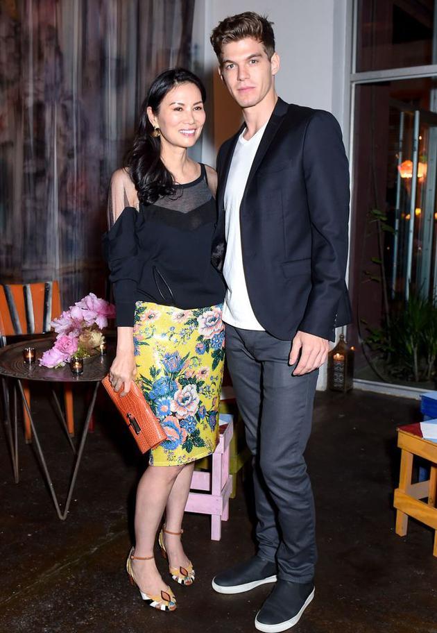 49岁邓文迪搂小男友现身时尚趴 暗秀香肩很是风光