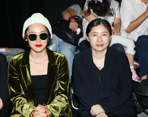 红袖集团董事长刘华（右）日本IT girl，超模，时尚Icon赤坂沙世（左）