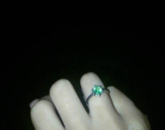 女友戴上用啤酒瓶制成的“钻石戒指”