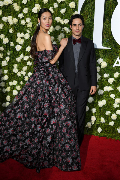 刘雯碎花裙亮相托尼奖获设计师公主抱举高高