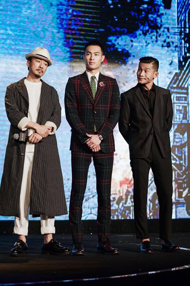 杨祐宁穿复古西装变身儒雅绅士杨祐宁穿复古西装变身