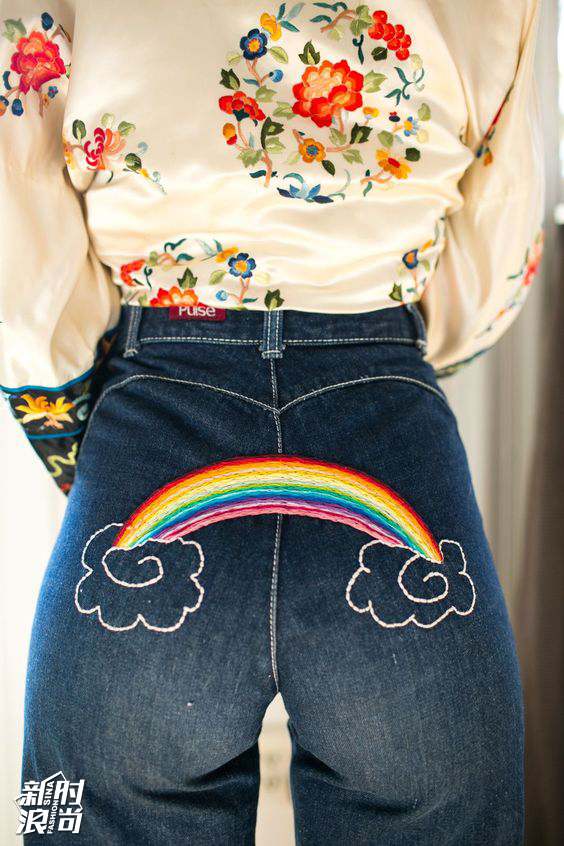 彩虹色图案的牛仔裤
