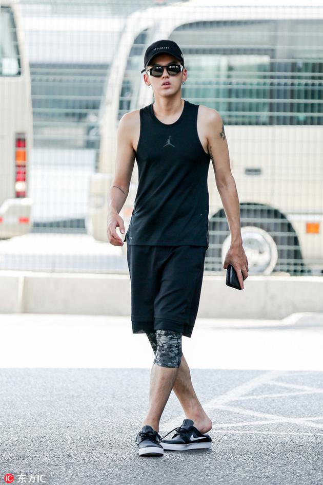 吴亦凡街头look跨栏背心显出线条感十足