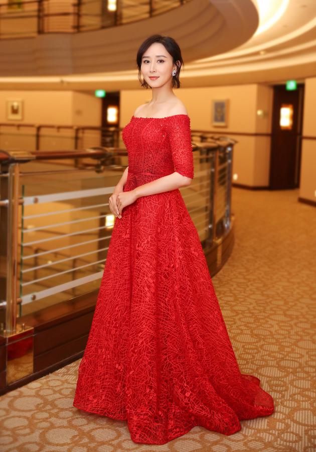 胡静身着大红色蕾丝礼服亮相第23届上海电视节