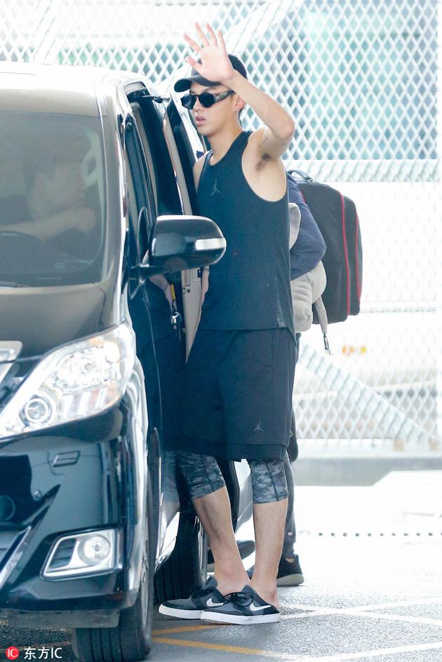 吴亦凡街头look跨栏背心显出线条感十足