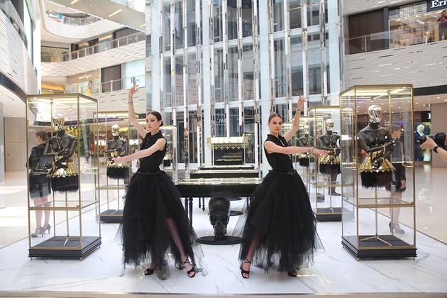 十多位妆容精致的“黑天鹅”模特近距离地为来宾展示了MY-O-MY 品牌的八大系列产品